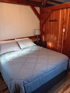 1 bedroom, iron/ironing board, bed sheets - Grand Oaks Timber Frame Tiny House (Lebanon)