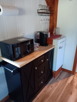 Fridge, microwave, coffee/tea maker, cookware/dishes/utensils - Grand Oaks Timber Frame Tiny House (Lebanon)