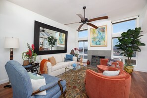 Living area - Stylish  2 Bedroom Condo - Where TrackMeets Beach (Solana Beach)