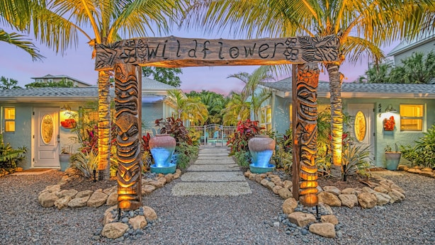 Un sendero conduce a un edificio con un letrero que dice 'wildflower'.