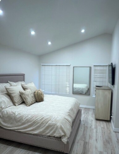 Lovely gated T.O. home monthly housekeeping. Community pool, spa & tennis courts