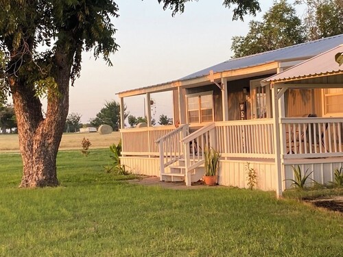Mom's Place - 1 bedroom cabin with AC/HEAT. 1 1/2 miles from downtown DeLeon, TX