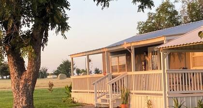 Mom's Place - 1 bedroom cabin with AC/HEAT. 1 1/2 miles from downtown DeLeon, TX