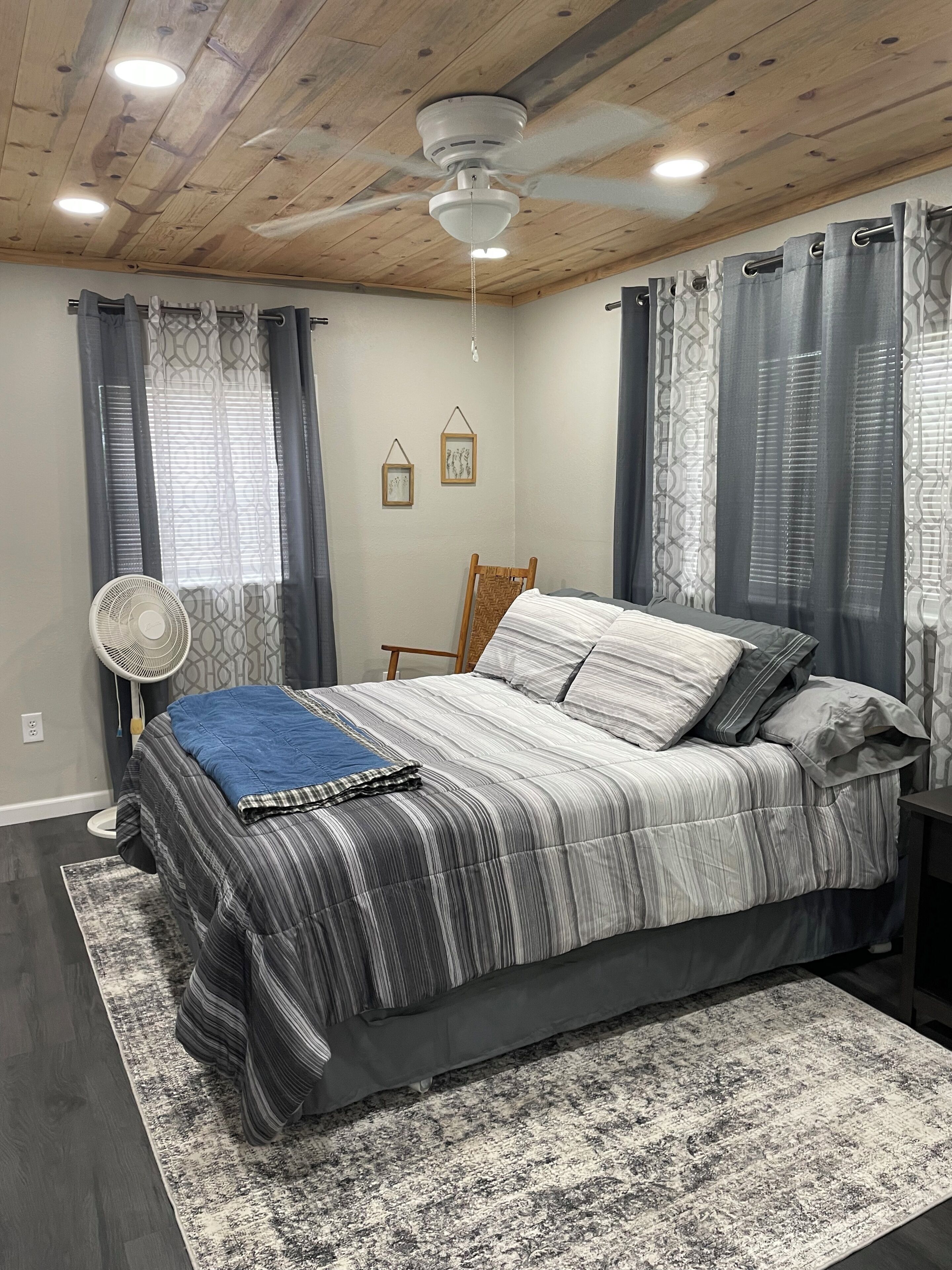 Iron/ironing board, internet, bed sheets