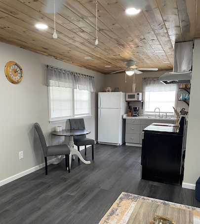 専用キッチン. Mom's Place - 1 bedroom cabin with AC/HEAT. 1 1/2 miles from downtown DeLeon, TX