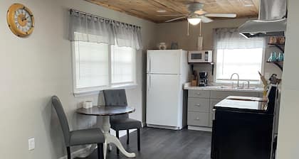 Mom's Place - 1 bedroom cabin with AC/HEAT. 1 1/2 miles from downtown DeLeon, TX