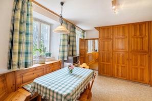 Dining - Apartment 'Fichte' with Shared Terrace, Shared Garden and Wi-Fi (Sankt Georgen im Schwarzwald)