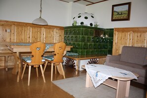 Dining - Apartment 'Fichte' with Shared Terrace, Shared Garden and Wi-Fi (Sankt Georgen im Schwarzwald)