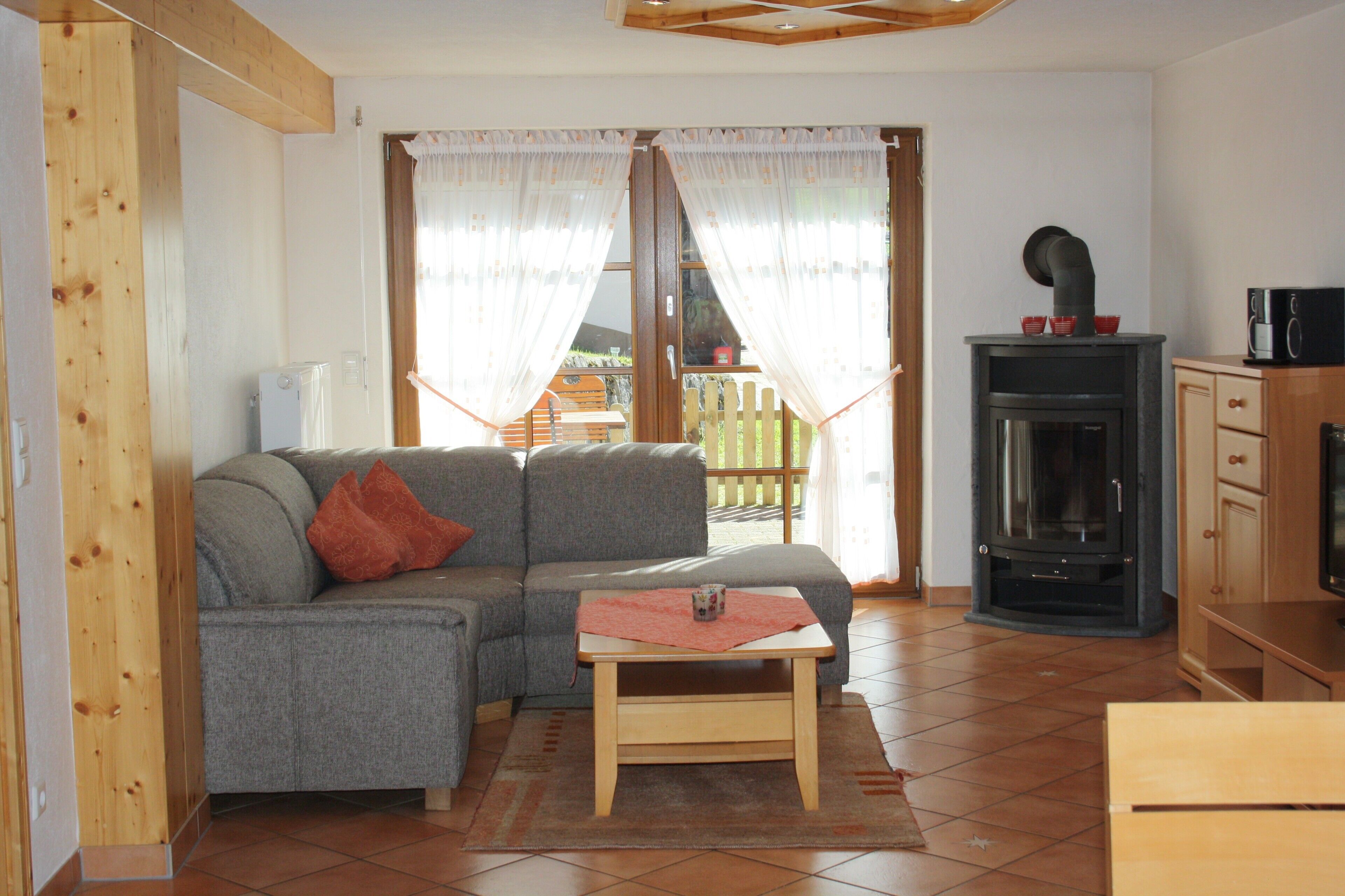 Fernseher, Kamin, Tischtennisplatte, Stereoanlage