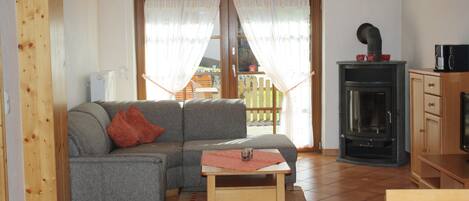 Televisión, chimenea, tenis de mesa y estéreo