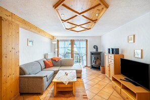 Televisie, een open haard, een tafeltennistafel en een stereo