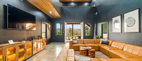 Smart TV y chimenea