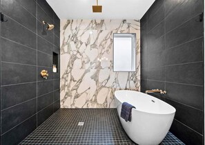 Douche, séchoir à cheveux, serviettes fournies