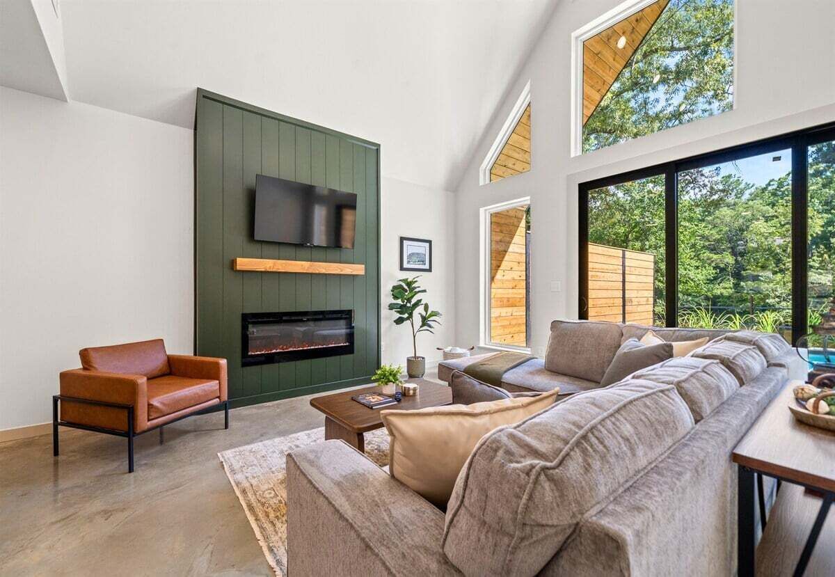 Smart TV, fireplace