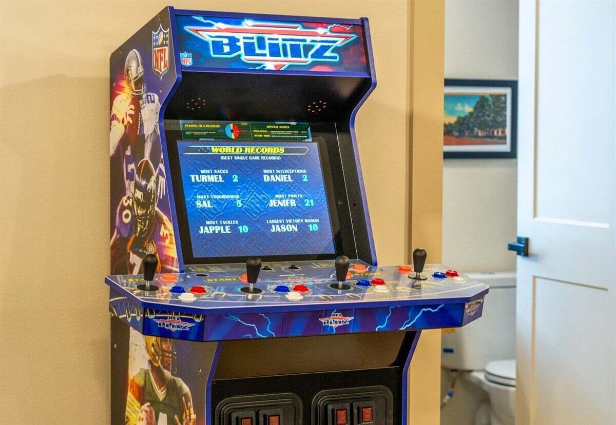 Ein Blitz Arcade-Automaten mit einer Anzeige von NFL-Bestmarkungen.