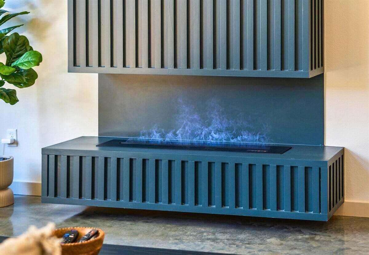 Une cheminée moderne au design épuré, avec une surface supérieure plane et une flamme bien visible.