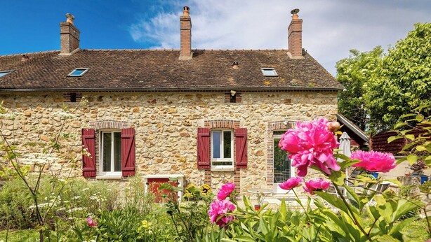 A stone building with two windows, each with shutters, and a sloped roof with chimneys. - 19th-century farmhouse between Troyes and Provins (Soligny-les-Étangs)