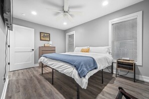 2 bedrooms, iron/ironing board, free WiFi, bed sheets - Flamingo@Sam's | King Beds | Hot Tub | Lake Access (Hot Springs)