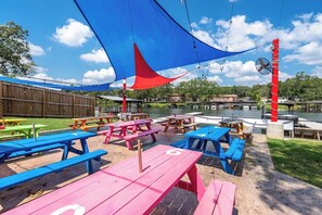 Outdoor dining - Flamingo@Sam's | King Beds | Hot Tub | Lake Access (Hot Springs)