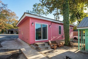 Exterior - Flamingo@Sam's | King Beds | Hot Tub | Lake Access (Hot Springs)