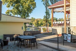 Outdoor dining - Flamingo@Sam's | King Beds | Hot Tub | Lake Access (Hot Springs)