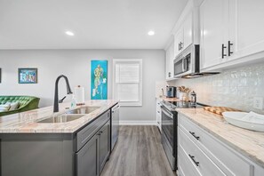 Fridge, microwave, oven, stovetop - Flamingo@Sam's | King Beds | Hot Tub | Lake Access (Hot Springs)