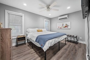 2 bedrooms, iron/ironing board, free WiFi, bed sheets - Flamingo@Sam's | King Beds | Hot Tub | Lake Access (Hot Springs)