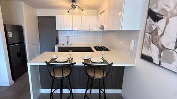 Apartamento superior, sacada, vista para a cidade | Sala de jantar