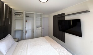 Apartamento superior, sacada, vista para a cidade | Guarda-roupa