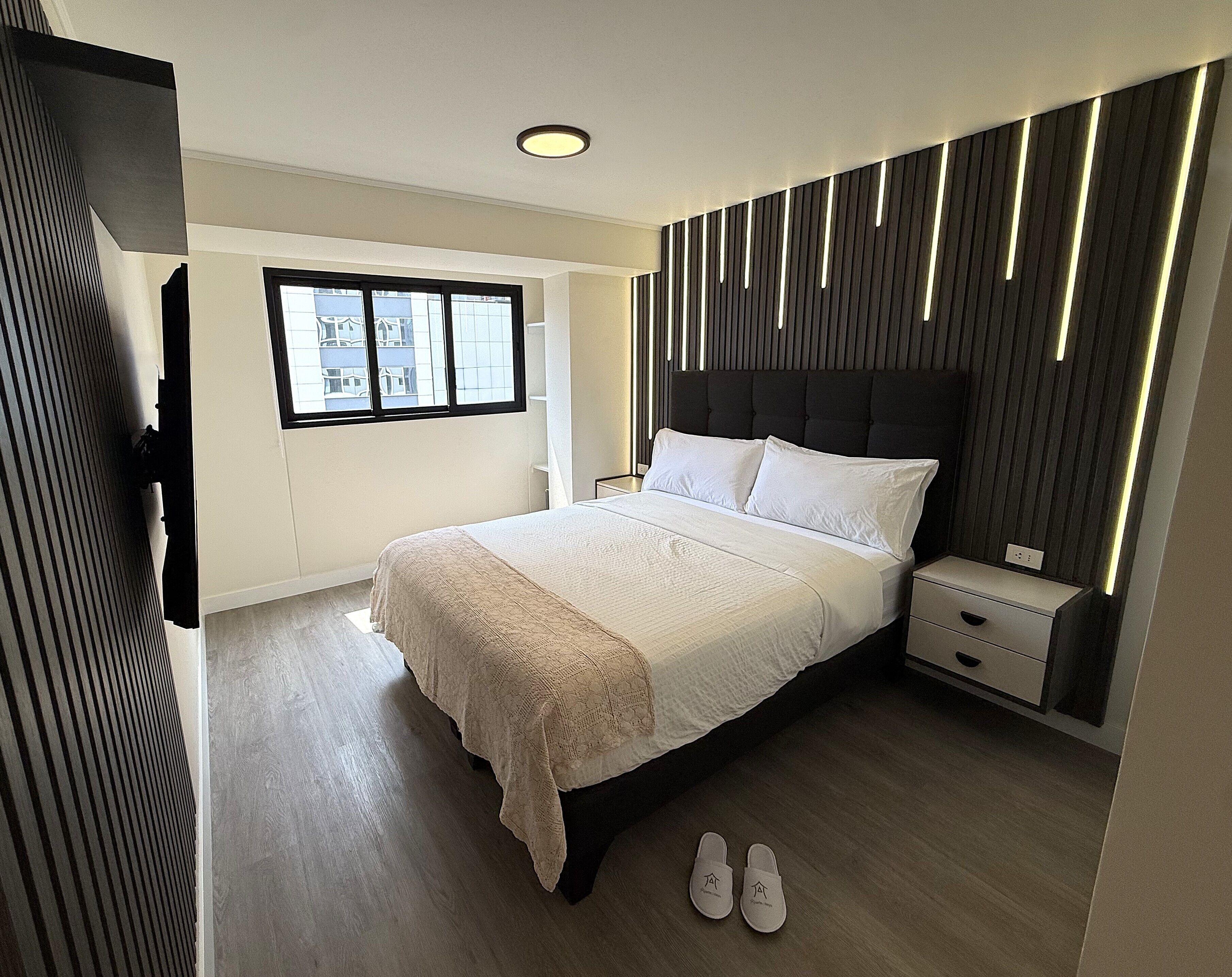Appartement Supérieur, balcon, vue ville | Literie de qualité supérieure, couette en duvet d'oie, bureau