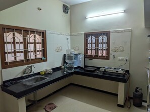 Private kitchen - Luxury Villa Stay in Coimbatore - Perfect for Isha Yoga (Coimbatore)