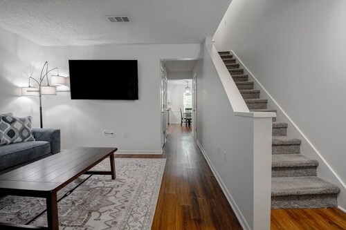 Eagles Landing-easy access to AU
