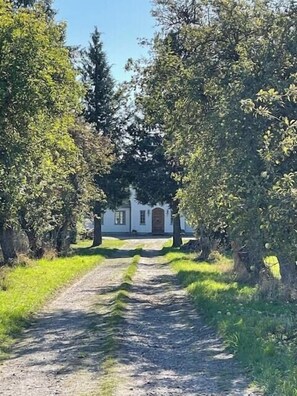Property grounds - The Apple House at historic manor in South Zealand (Præstø)