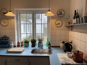 Mikrowelle, Ofen, Wasserkocher mit Kaffee-/Teezubehör