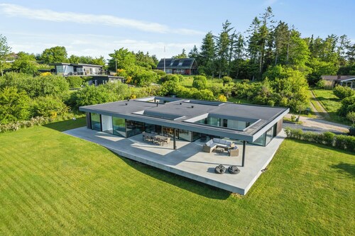 Summer house with sea view high in Handrup