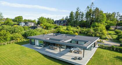 Summer house with sea view high in Handrup