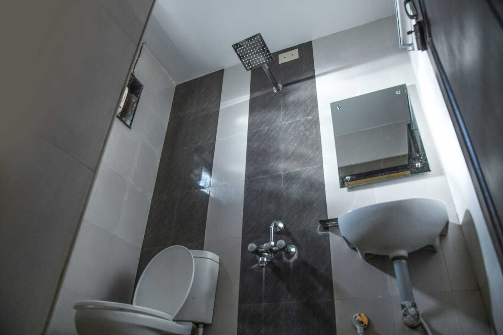 Deluxe-Dreibettzimmer | Badezimmer | Dusche, Handtücher, Seife, Shampoo
