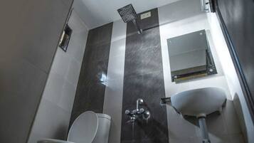 Deluxe-Dreibettzimmer | Badezimmer | Dusche, Handtücher, Seife, Shampoo