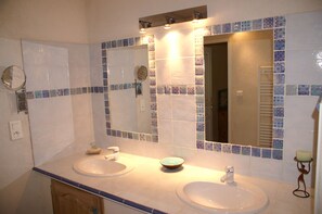 Bathroom - GITE RENTAL SAINT-DIDIER NEAR L'ISLE SUR LA SORGUE (Saint-Didier)