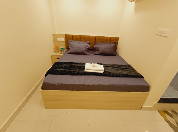 Deluxe Room | Desk, free WiFi, bed sheets - Hotel Mahakal Ujjain Prime (Ujjain)