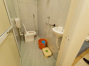 Deluxe Room | Bathroom | Shower, towels, soap, shampoo - Hotel Mahakal Ujjain Prime (Ujjain)