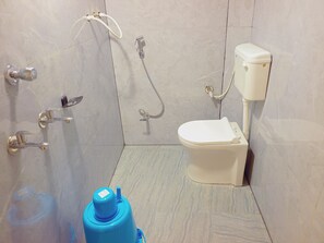 Kamar Triple | Kamar mandi | Shower, handuk, sabun, dan sampo