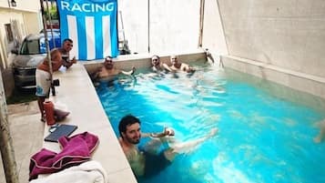 Piscina all'aperto, ombrelloni da piscina, lettini