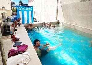 Piscina a l'aire lliure, para-sols i gandules 
