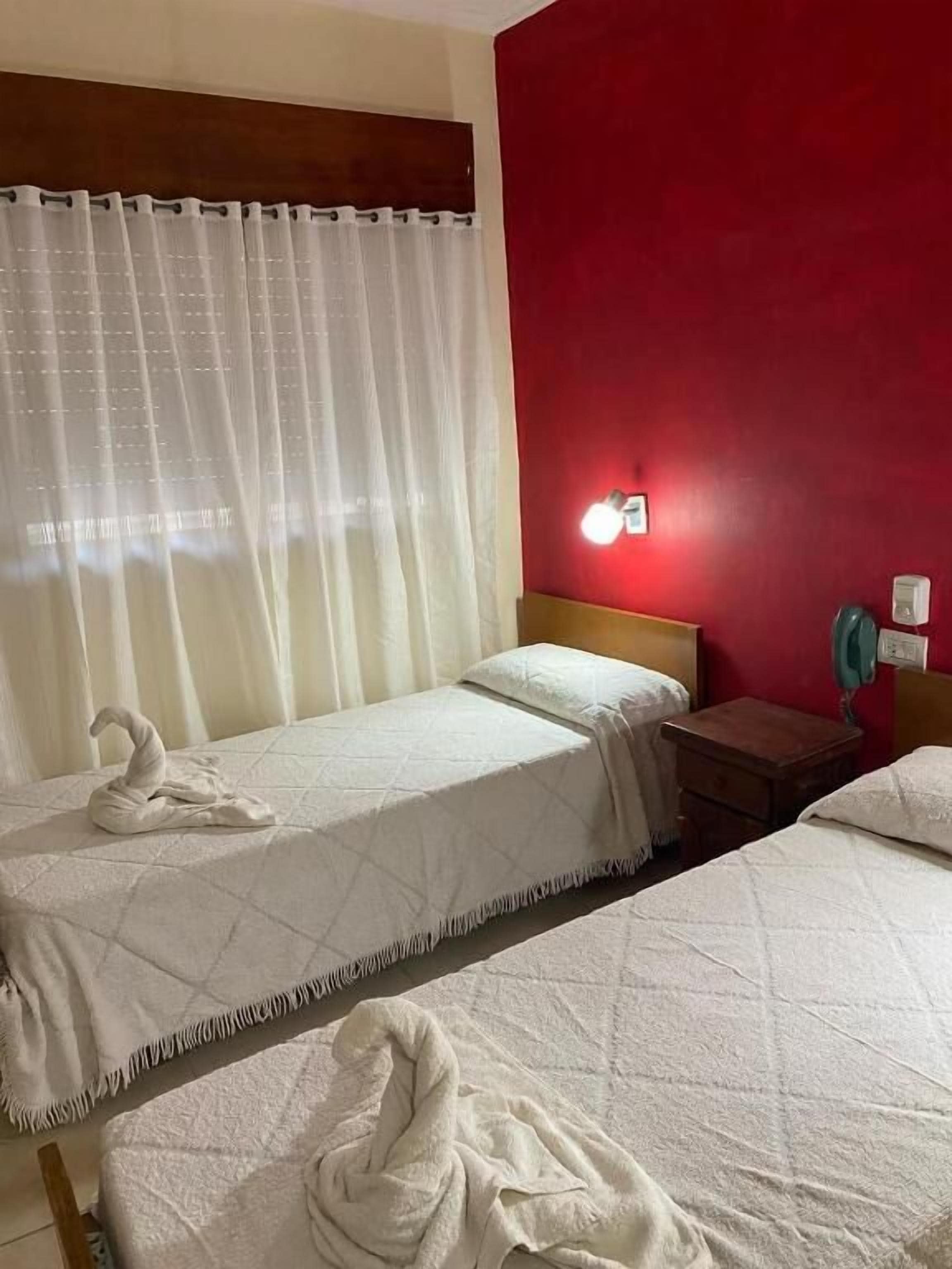 Escritorio, espacio para trabajar con laptop y wifi gratis 