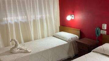 Escritorio, espacio para trabajar con laptop y wifi gratis