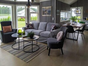 Living area - Stylish cabin experience in beautiful surroundings (Færvik)