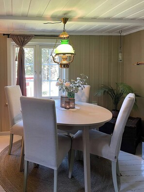 Dining - Charming old forest cabin an hour from Oslo (Løken)