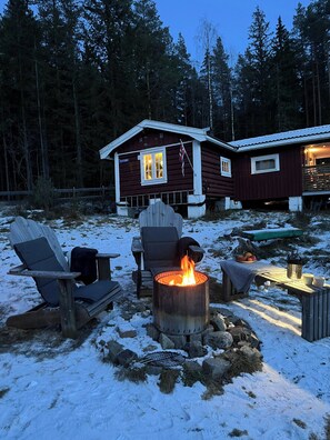 Property grounds - Charming old forest cabin an hour from Oslo (Løken)