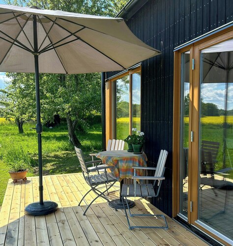 Petite maison parmi les pommiers près du lac Vättern